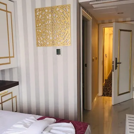 Hat Hotel *