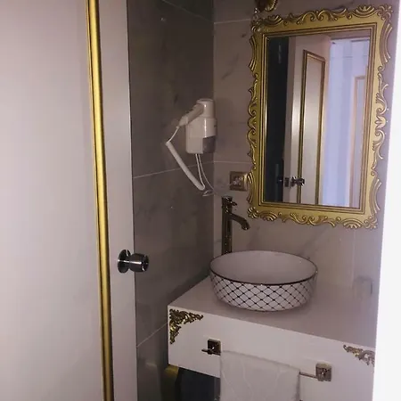 Hat Hotel *